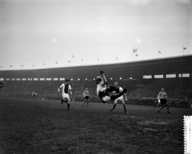 Ajax tegen DOS 3-1, H Groot (rechts) scoort, De Munck grijpt mis, Bestanddeelnr 911-8873