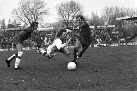 Ajax tegen Helmond Sport 8-0, Steffenhagen (midden) wordt ten val gebracht waarv, Bestanddeelnr 927-6032