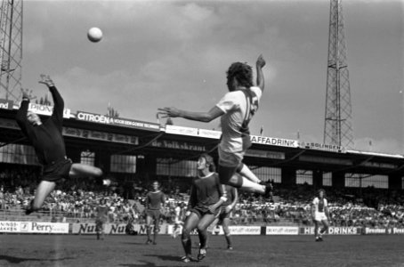 Ajax tegen Hertha BSC 3-1, oefenwedstrijd Jan Mulder en keeper Zander in actie, Bestanddeelnr 927-4088