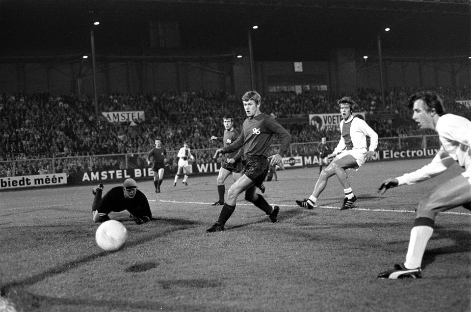 Ajax tegen Hannover 96 in Olympisch Stadion A'dam in Europa Cup voor Jaarbeursst, Bestanddeelnr 922-8209