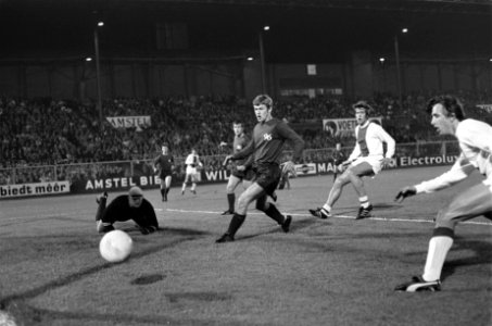 Ajax tegen Hannover 96 in Olympisch Stadion A'dam in Europa Cup voor Jaarbeursst, Bestanddeelnr 922-8209