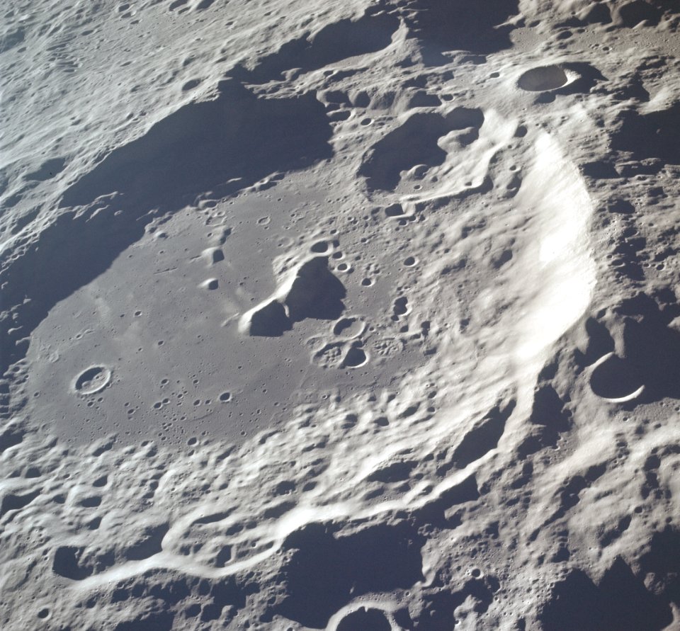 Aitken crater AS17-151-23210