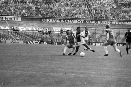 Ajax tegen Feyenoord 2-2, Notten (r) wordt ten val gebracht, Bestanddeelnr 929-3343
