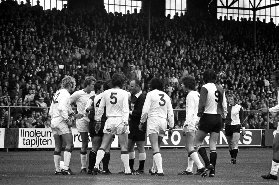 Ajax tegen Feyenoord 2-1, scheidsrechter Van Ravens noteert Laseroms, Bestanddeelnr 925-1135