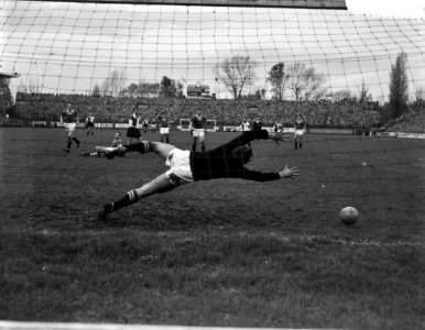 Ajax tegen Feyenoord 3-1, Cor Van der Gijp scoort het tegenpunt, Bestanddeelnr 909-9630