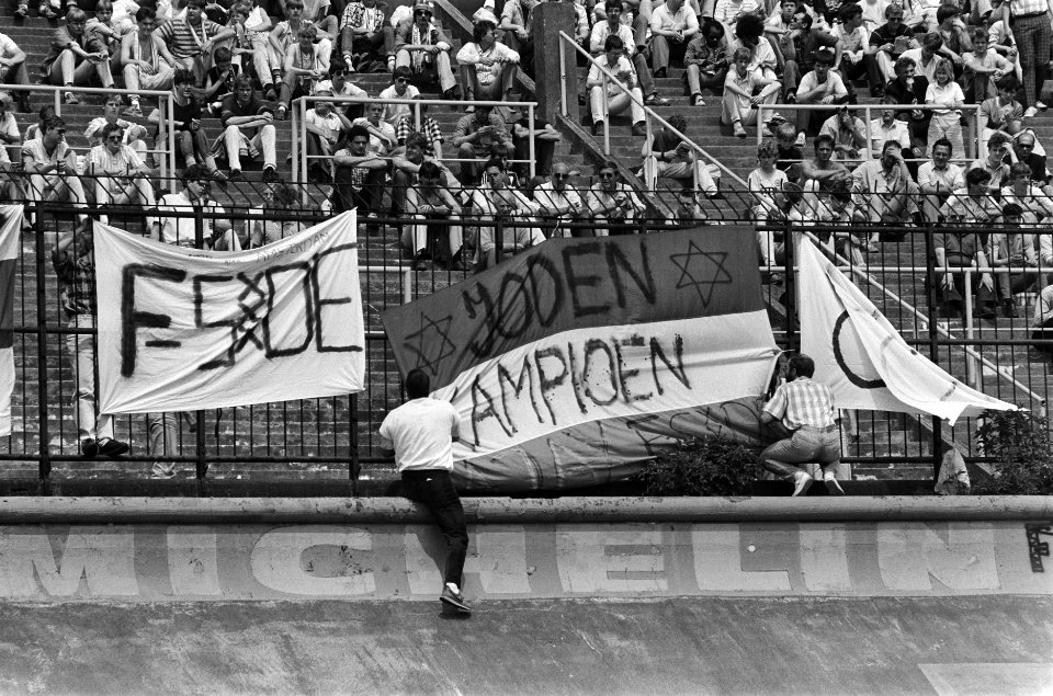 Ajax tegen Feyenoord 4-2 spandoek Joden Kampioen wordt verwijderd, Bestanddeelnr 933-3310
