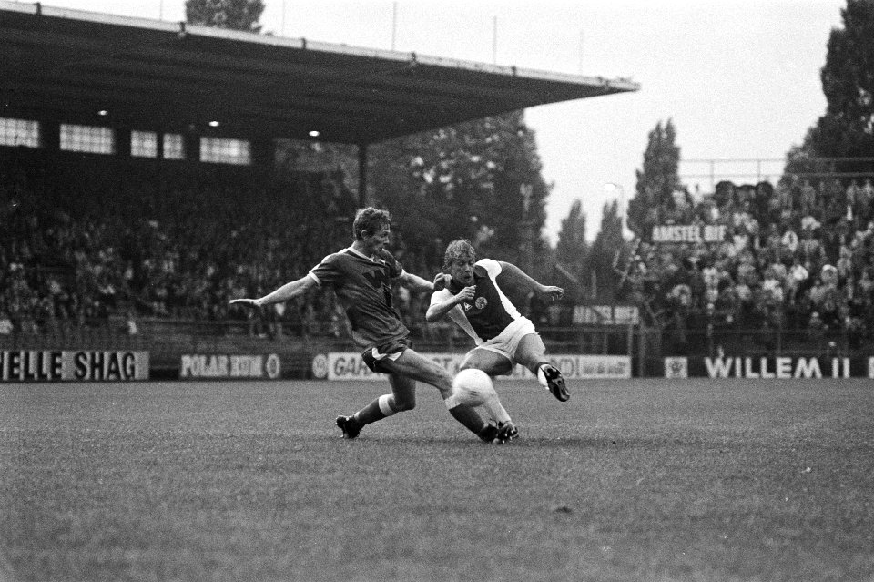 Ajax tegen FC Wageningen 2-4, Schoenmaker (4) in duel met Van der Klift, Bestanddeelnr 930-9904