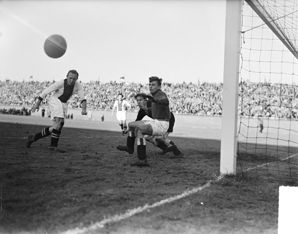 Ajax tegen HBS 2-1, Keeper Van de Land stompt bal weg, Bestanddeelnr 903-6796