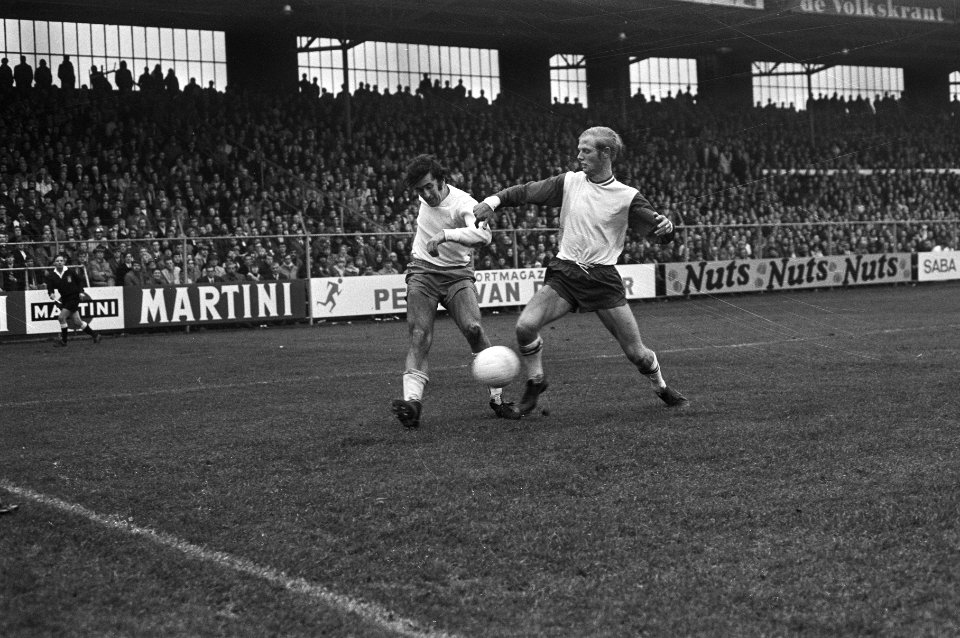 Ajax tegen FC Utrecht 7-1 S. Swart (links) in aktie met Cote, Bestanddeelnr 924-0914