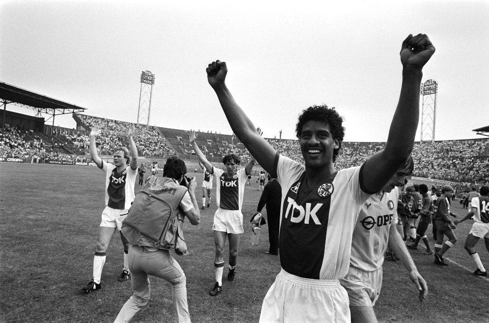 Ajax tegen Feyenoord 4-2 Rijkaard verlaat juichend het veld. Uiterst links van , Bestanddeelnr 933-3308