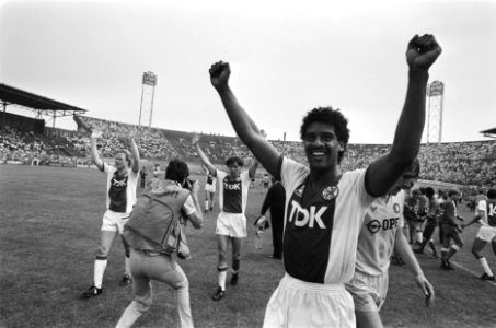 Ajax tegen Feyenoord 4-2 Rijkaard verlaat juichend het veld. Uiterst links van , Bestanddeelnr 933-3308