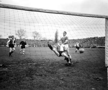 Ajax tegen Feyenoord 4-1, eerste doelpunt van Ajax, Feldman (midden), Walhout en, Bestanddeelnr 910-8905