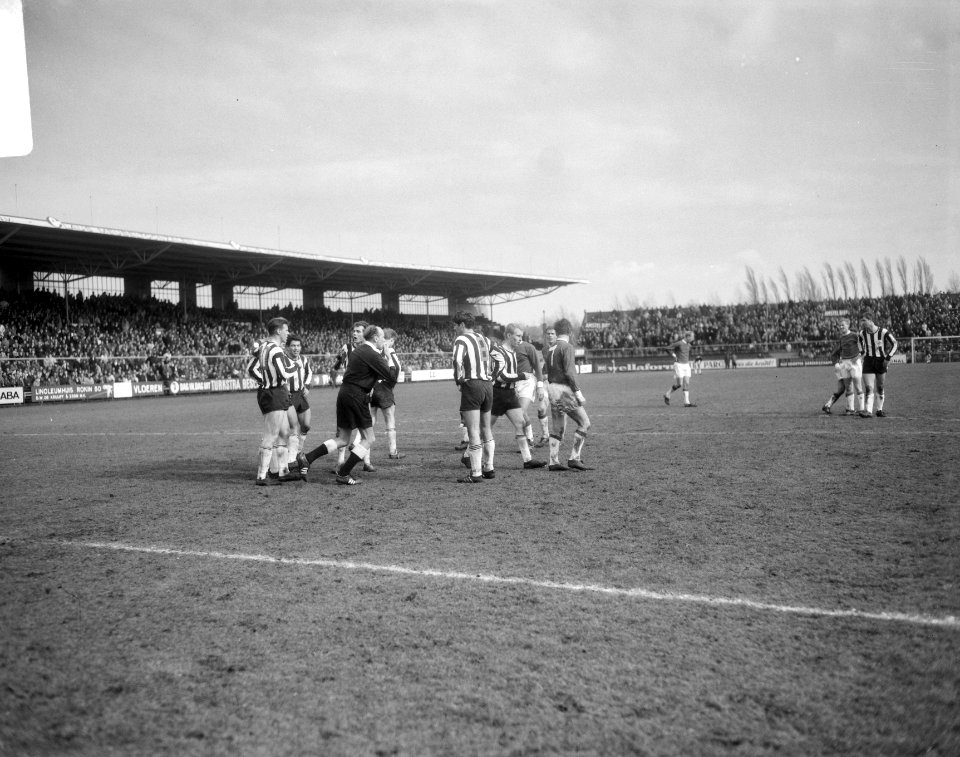 Ajax tegen Heracles, Knoef wordt van veld gestuurd, Bestanddeelnr 918-9664