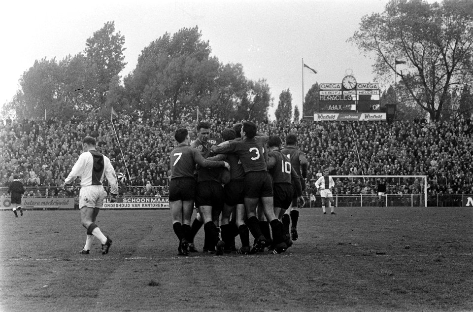 Ajax tegen Heracles 1-4, juichende Heraclesspelers, Bestanddeelnr 916-9941