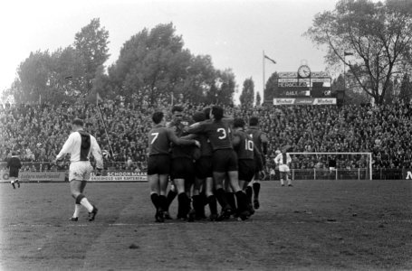 Ajax tegen Heracles 1-4, juichende Heraclesspelers, Bestanddeelnr 916-9941
