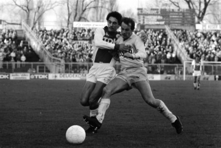 Ajax tegen FC Utrecht 5-2 Gerald Vanenburg (l) in duel met Flight, Bestanddeelnr 932-8332