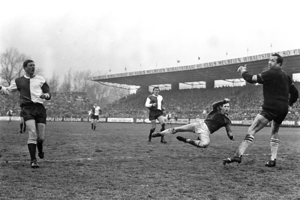 Ajax tegen Feyenoord 3-1, beker, Cruijff schiet in, Eddy Pieters Graafland heeft, Bestanddeelnr 920-1989