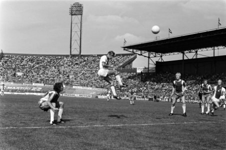 Ajax tegen Feyenoord 2-2, nr 11 Piet Schrijvers met voet in verband, nr 12 Sch, Bestanddeelnr 929-3345