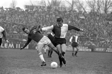 Ajax tegen Feyenoord 3-1, beker, Cruijff in duel met Israels, Bestanddeelnr 920-1988