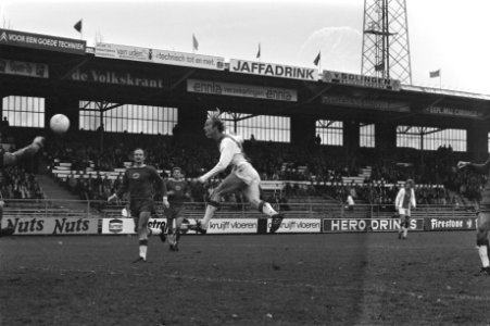 Ajax tegen Helmond Sport 8-0, Ruud Geels (r) scoort vierde doelpunt voor Ajax, Bestanddeelnr 927-6031