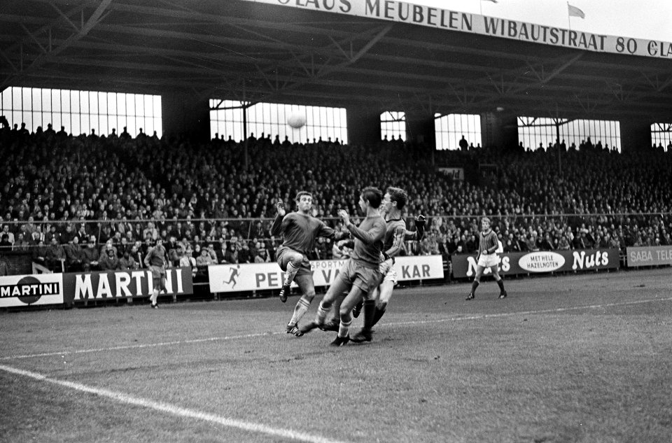 Ajax tegen Fortuna 54 7-1. Buis (links) probeert met kopbal Cruijff te bereiken, Bestanddeelnr 920-8836