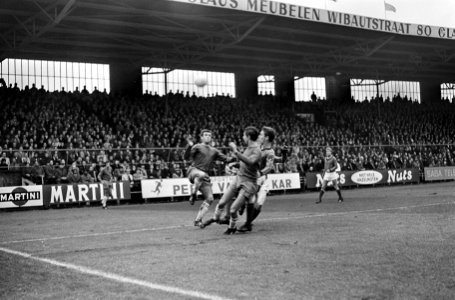 Ajax tegen Fortuna 54 7-1. Buis (links) probeert met kopbal Cruijff te bereiken, Bestanddeelnr 920-8836