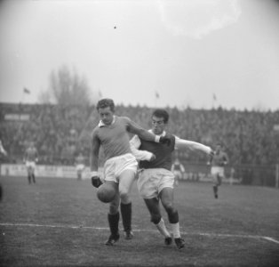 Ajax tegen Fortuna 54 4-1, duel tussen Munsters (Fortuna) en Muller (Ajax), Bestanddeelnr 915-9364