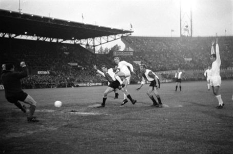 Ajax tegen Feyenoord 2-0, eerste doelpunt Ajax, v.l.n.r. PietersGraafland, Haak,, Bestanddeelnr 919-1658