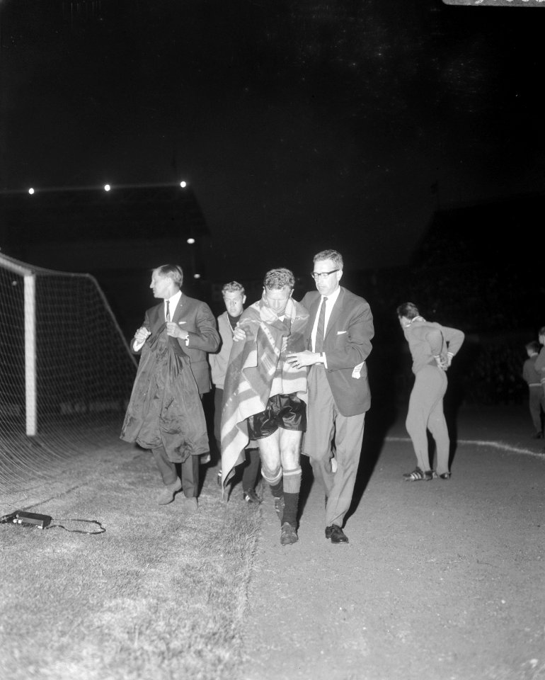 Ajax tegen Feyenoord 2-0, Hans Kraay geblesseerd, verlaat veld, Bestanddeelnr 919-1666