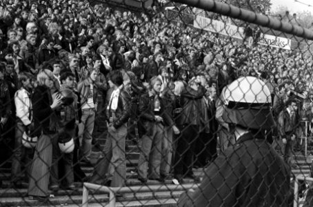 Ajax tegen FC Utrecht 7-0 rotzooi op tribunes, Bestanddeelnr 928-8476