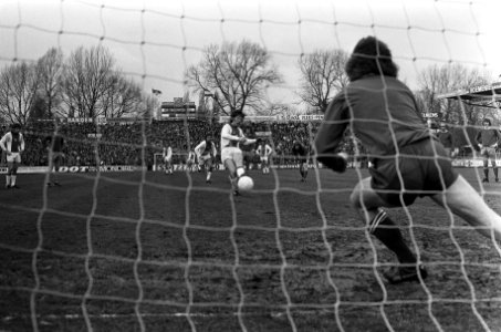 Ajax tegen FC Utrecht 5-2, Gerrie Mühren scoort uit een strafschop, Bestanddeelnr 927-0688