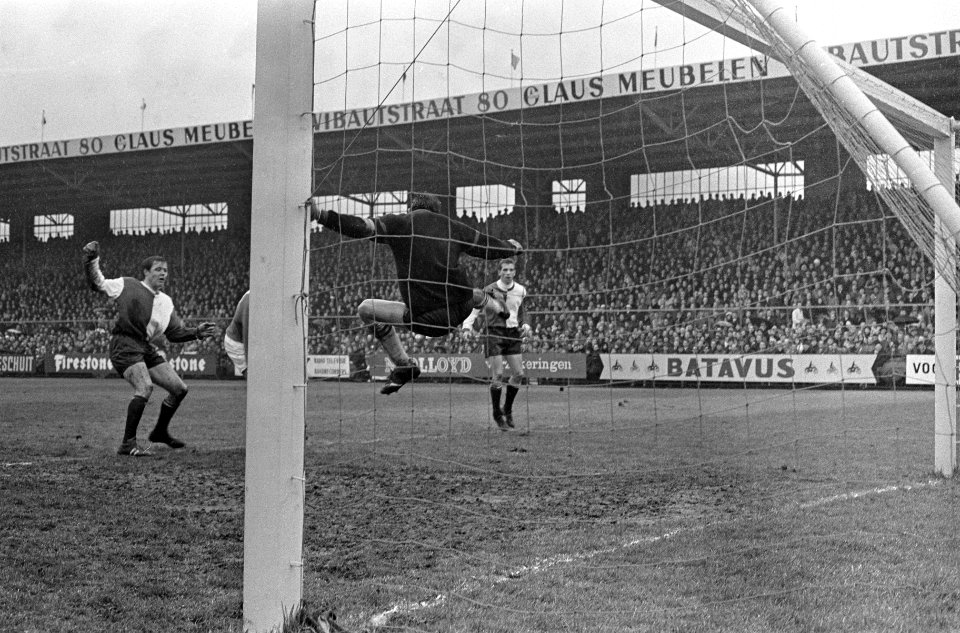 Ajax tegen Feyenoord 3-1, beker, Piet Keizer scoort, Eddy Pieters Graafland gesl, Bestanddeelnr 920-1990