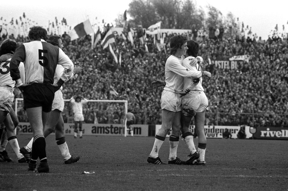 Ajax tegen Feyenoord 2-1, omhelzing Cruijff en Mühren, Bestanddeelnr 925-1129