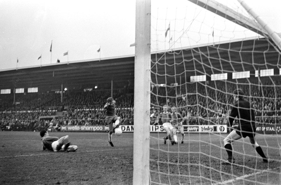 Ajax tegen Fortuna 54 7-1. Buis (links) scoort voor Ajax, keeper Wings (rechts), Bestanddeelnr 920-8834