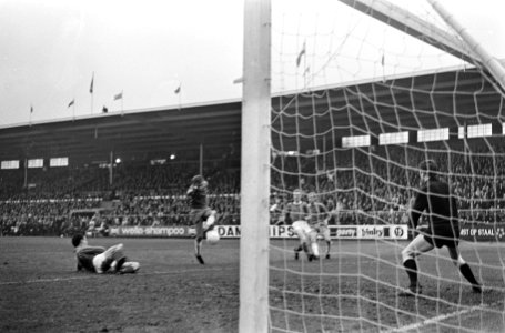 Ajax tegen Fortuna 54 7-1. Buis (links) scoort voor Ajax, keeper Wings (rechts), Bestanddeelnr 920-8834