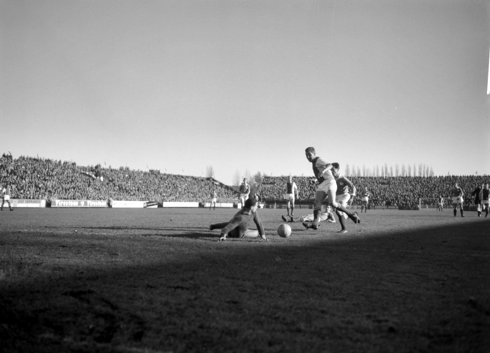 Ajax tegen Fortuna 54 3-4. Cees Groot passeert Belski, Bestanddeelnr 913-1393