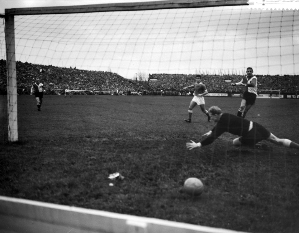 Ajax tegen Feyenoord 4-1, Temming schiet de bal in, Bestanddeelnr 910-8903