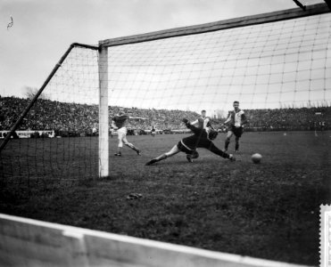 Ajax tegen Feyenoord 4-1, vierde doelpunt van Ajax, v.l.n N. Groot , Pieters Gra, Bestanddeelnr 910-8904
