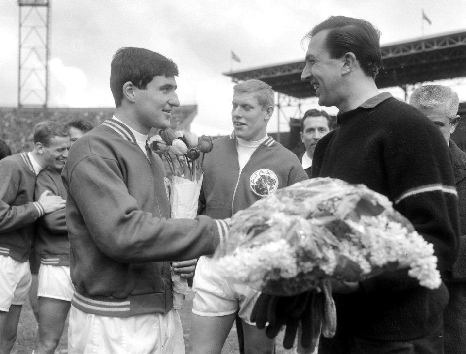 Ajax tegen Feyenoord 1-1 in Olympisch Stadion , Sjaak Swart gehuldigd t.g.v. 40…, Bestanddeelnr 917-6646