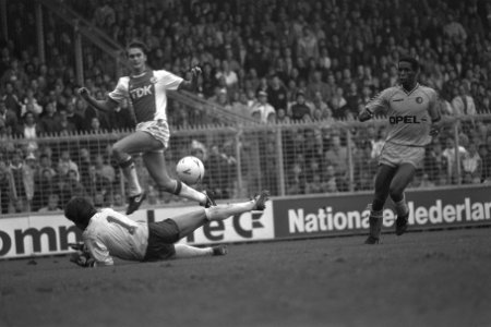 Ajax tegen Feyenoord John Bosman in duel met keeper, Bestanddeelnr 934-1201