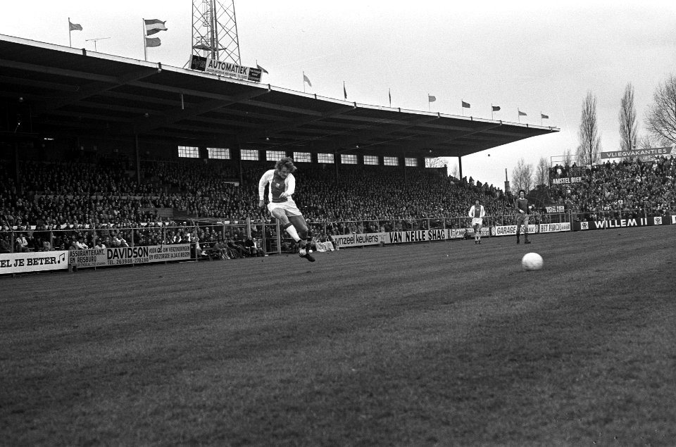 Ajax tegen FC Utrecht 5-2, Arie Haan in actie, Bestanddeelnr 927-0691