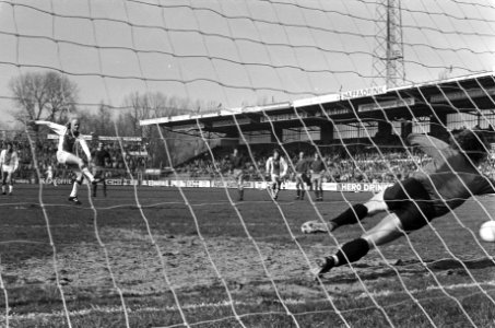 Ajax tegen FC Utrecht 3-0, Geels (l) scoort uit penalty, Bestanddeelnr 927-8220