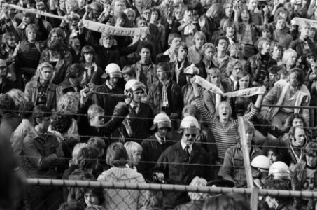 Ajax tegen FC Utrecht 7-0 gehelmde politie op tribune, Bestanddeelnr 928-8471