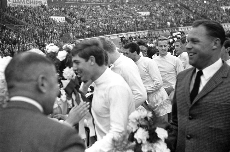 Ajax tegen Feyenoord 2-0, aanvoerder E. Pieters Graafland biedt Frits Soetekouw , Bestanddeelnr 919-1663