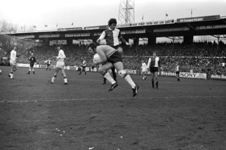 Ajax tegen Feyenoord 2-1, duel Stuy en Van Hanegem, Bestanddeelnr 925-1131