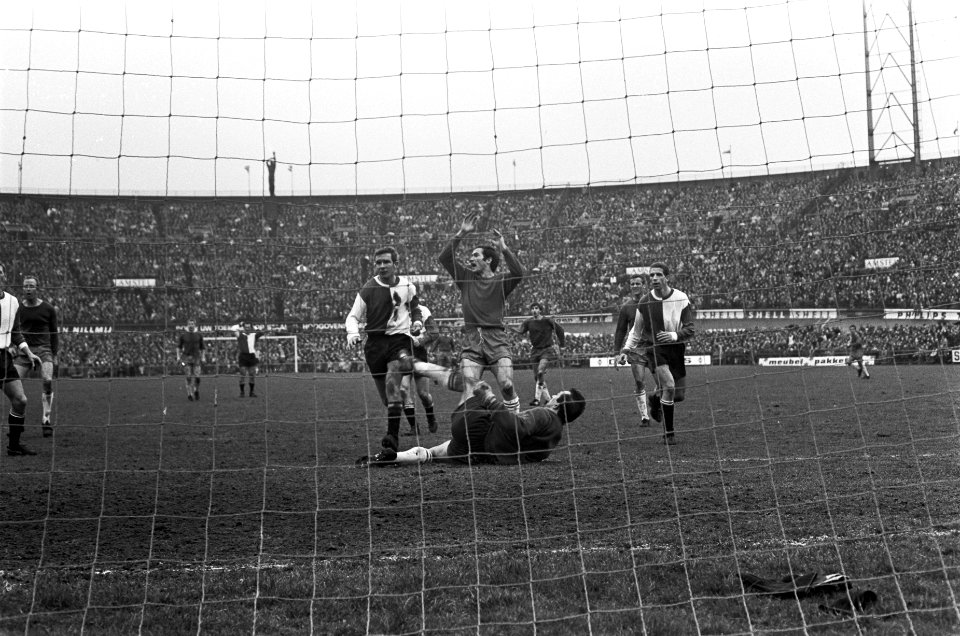 Ajax tegen Feyenoord 1-0. Suurendonk heeft gescoord (juichend) op grond Eday P. , Bestanddeelnr 921-1532
