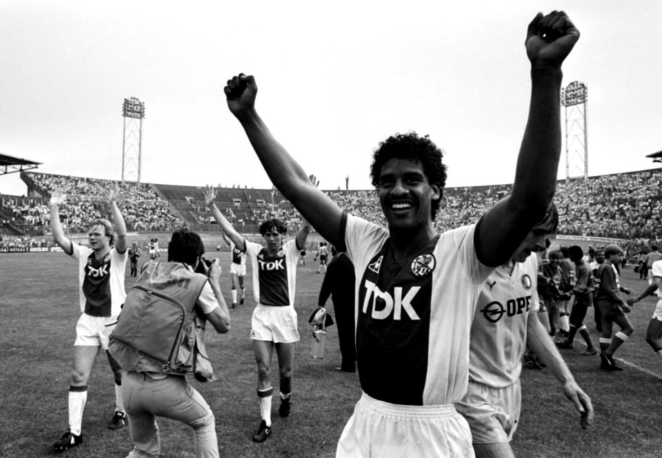 Ajax tegen Feyenoord 4-2; Rijkaard verlaat juichend het veld. Uiterst links van hem Ronald Koeman. In het midden Marco van Basten