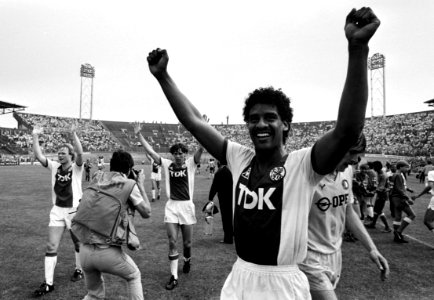 Ajax tegen Feyenoord 4-2; Rijkaard verlaat juichend het veld. Uiterst links van hem Ronald Koeman. In het midden Marco van Basten