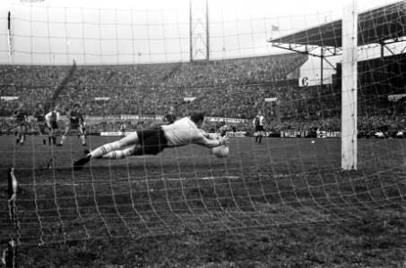 Ajax tegen Feyenoord 1-0. Bals laat bal onder zijn handen doorgaan, Bestanddeelnr 921-1535