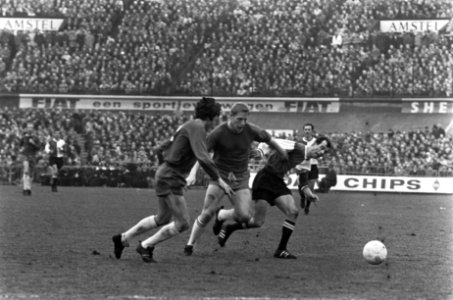 Ajax tegen Feyenoord 1-0. Suurbier en Pronk in duel met Moulijn, Bestanddeelnr 921-1533